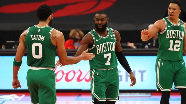 世界杯官方平台-完美二当家！布朗变身绿军版汤神 攻防全面升级